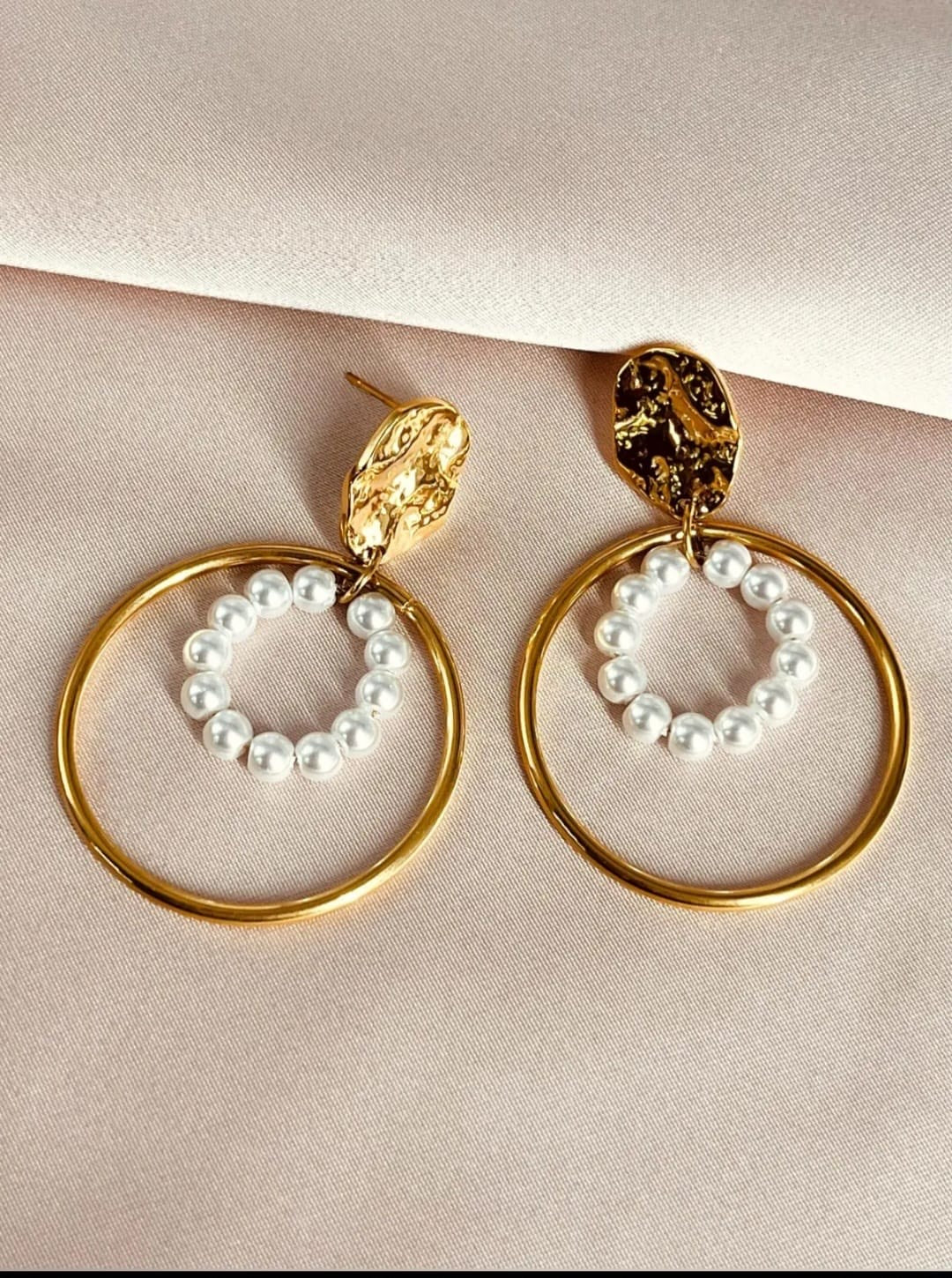 Boucles d'Oreilles Rondes Dorées avec Cercle de Perles