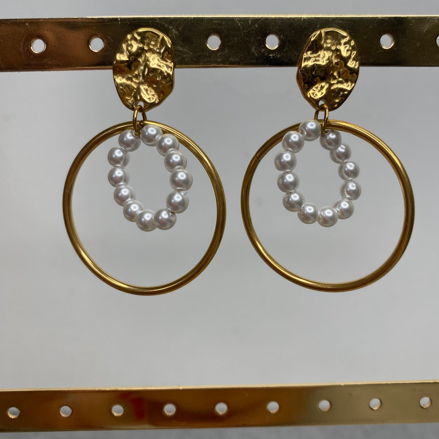 Boucles d'Oreilles Rondes Dorées avec Cercle de Perles